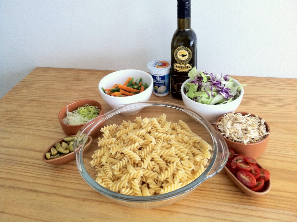 Salada de macarrão - todos ingredientes Salada de macarrão - todos ingredientes